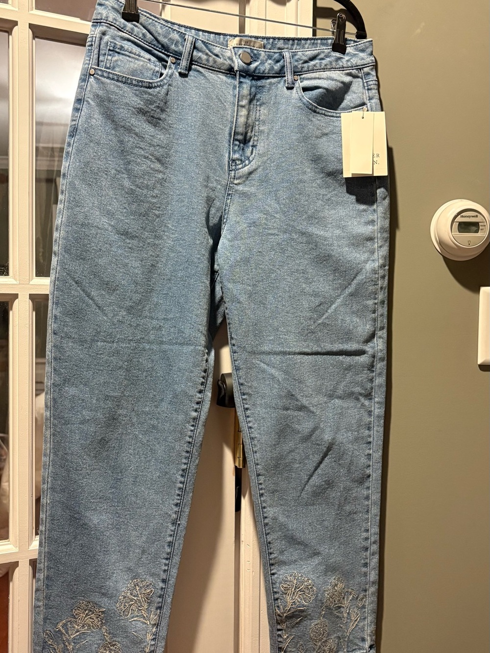 NWT- PIONEER Woman Cropped straight leg Jeans with Hem Embroidery